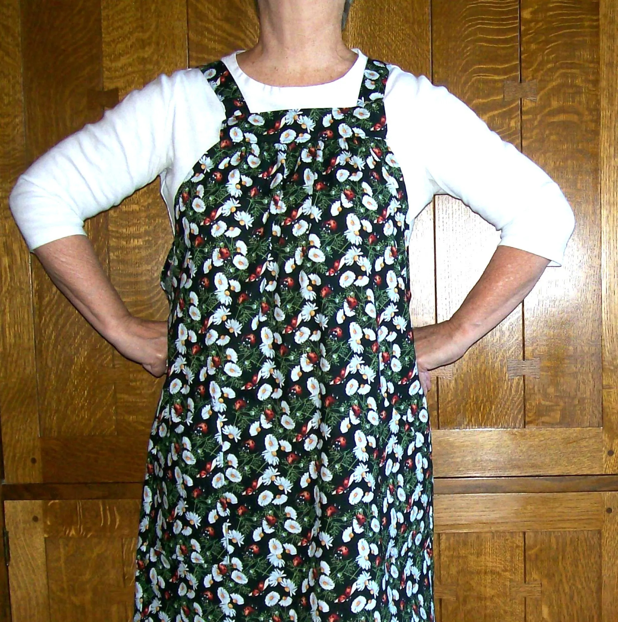 Dark Green Garden Daisies Loose Open Apron