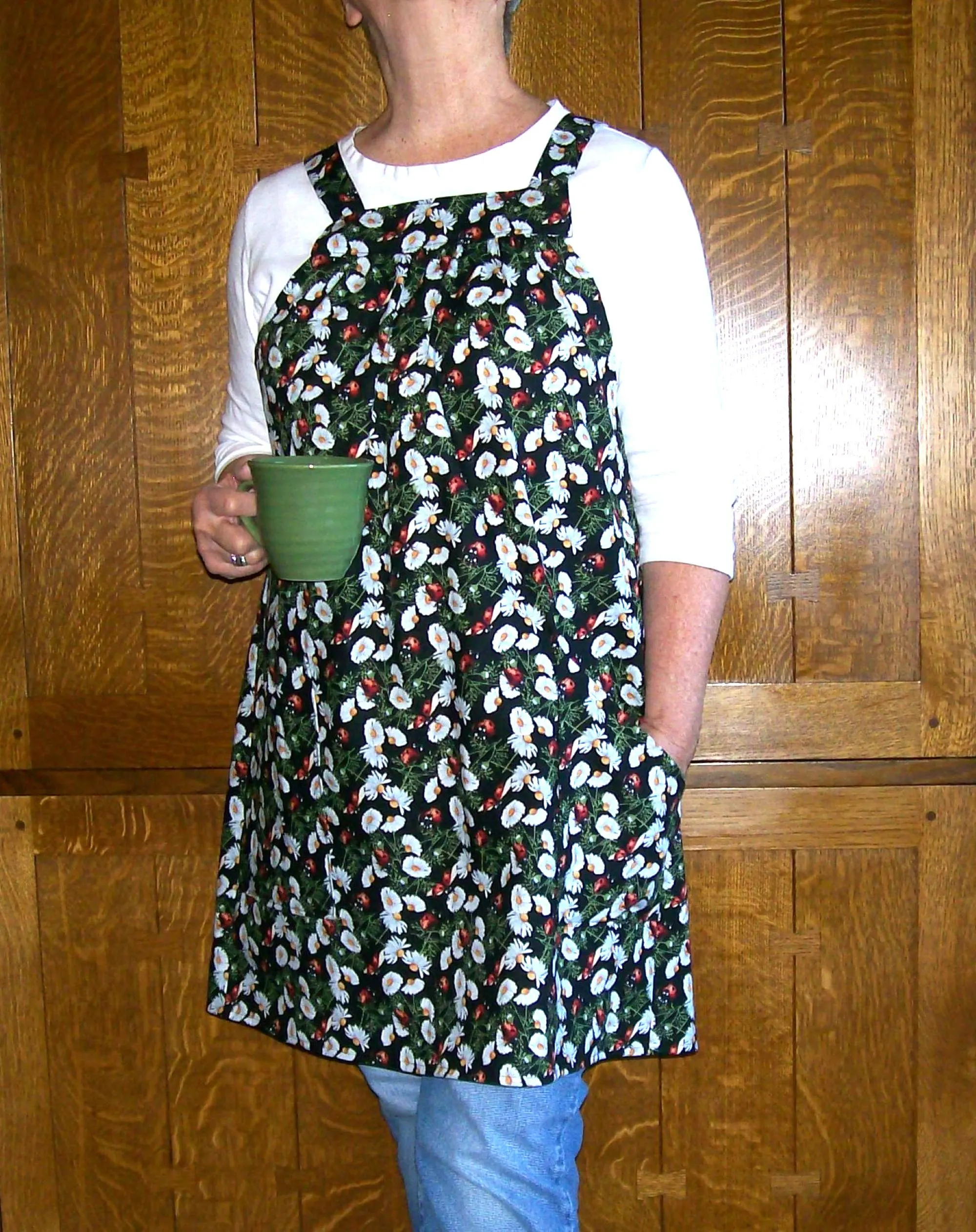 Dark Green Garden Daisies Loose Open Apron