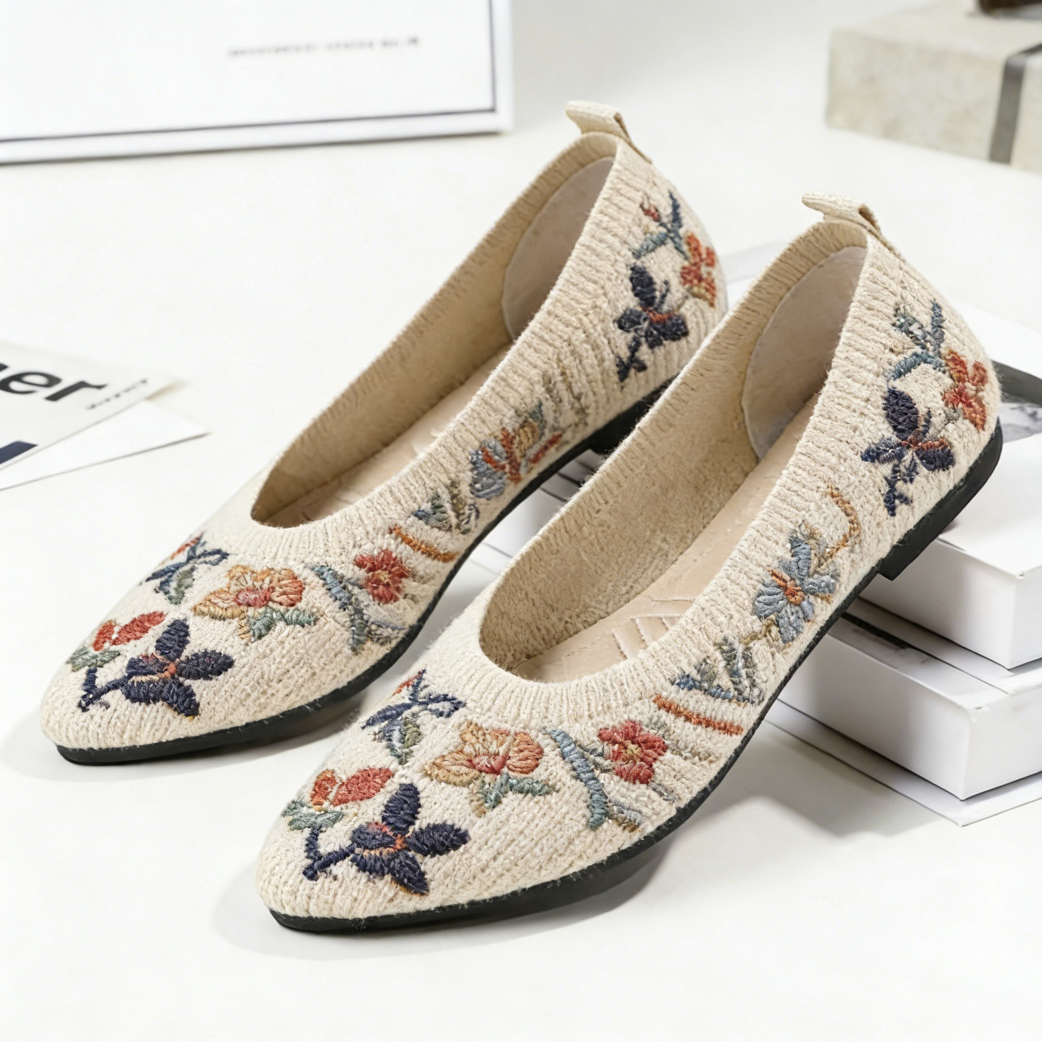 Vintage Folk Floral on Cream Pointed-Toe Orthopedic Support Shoes