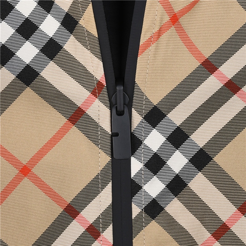 バーバリー(Burberry) 24ss チェック柄と戦馬のデザインが施された両面着可能なフード付きジャケット