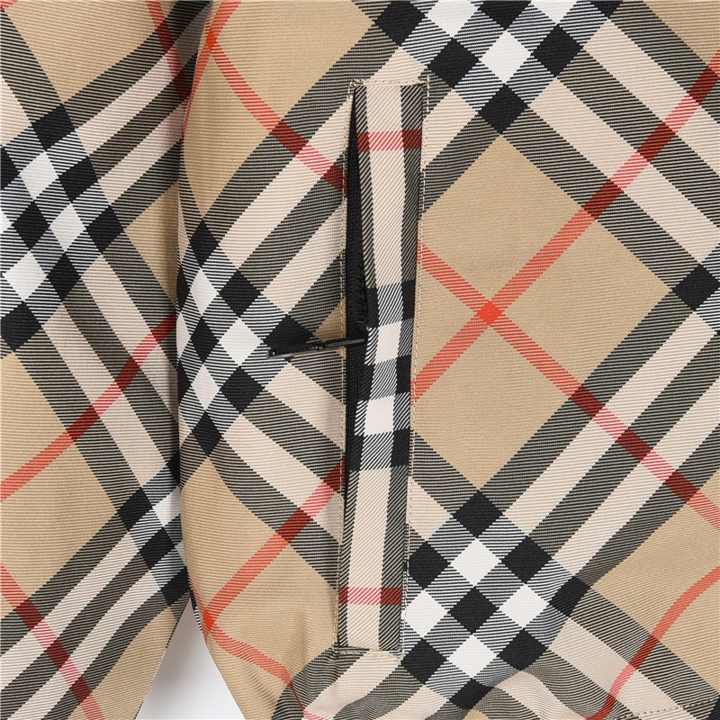 バーバリー(Burberry) 24ss チェック柄と戦馬のデザインが施された両面着可能なフード付きジャケット