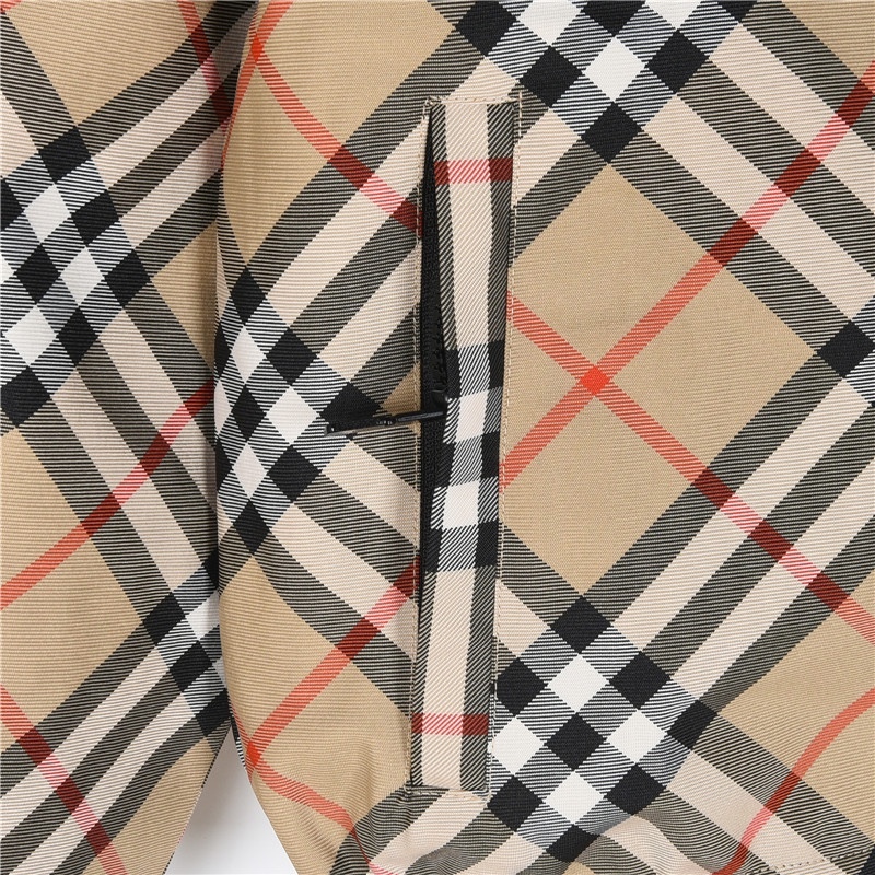 バーバリー(Burberry) 24ss チェック柄と戦馬のデザインが施された両面着可能なフード付きジャケット