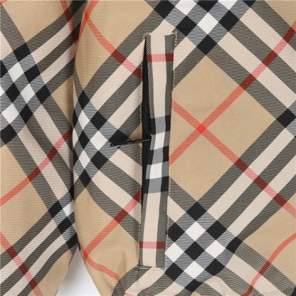 バーバリー(Burberry) 24ss チェック柄と戦馬のデザインが施された両面着可能なフード付きジャケット