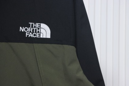 THE N0RTH FACE Hooded Camouflage Jacket Green