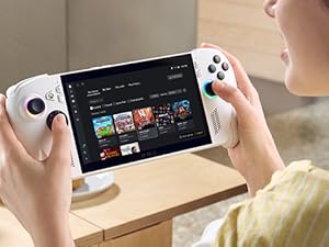 Mains tenant une console de jeu Nintendo Switch affichant un &eacute;cran d'interface sombre sur une surface en bois avec une boisson en arri&egrave;re-plan.