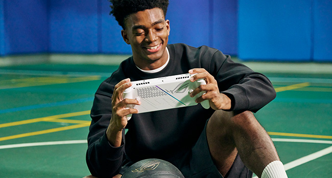 Sc&egrave;ne de terrain de basket ext&eacute;rieur montrant un joueur en tenue de sport effectuant des mouvements de basket-ball.