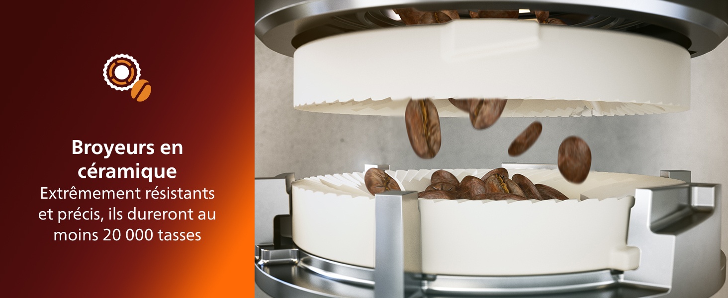 Int&eacute;rieur de l'usine de fabrication ou d'assemblage montrant des &eacute;quipements industriels et des machines avec un &eacute;clairage chaud.