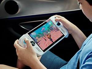 Appareil de jeu portable utilis&eacute; dans l'obscurit&eacute;, affichant un &eacute;cran de jeu teint&eacute; en rose sur la console portable.