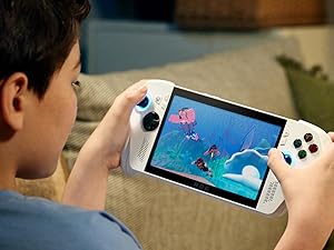 Vues multiples d'une personne interagissant avec un appareil mobile affichant des jeux ou des applications sur son &eacute;cran &agrave; la maison.