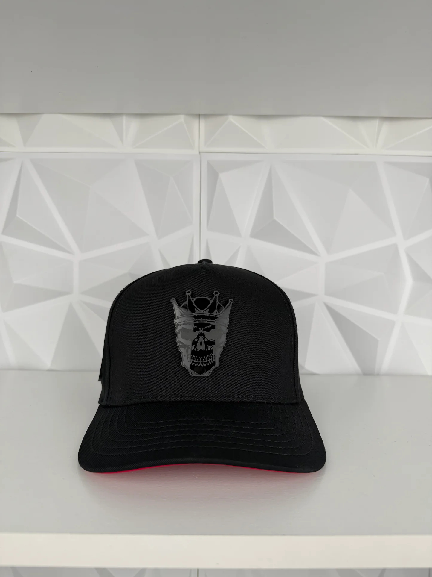 Skull Plate SnapBack Gorra- Negra_Roja (2)