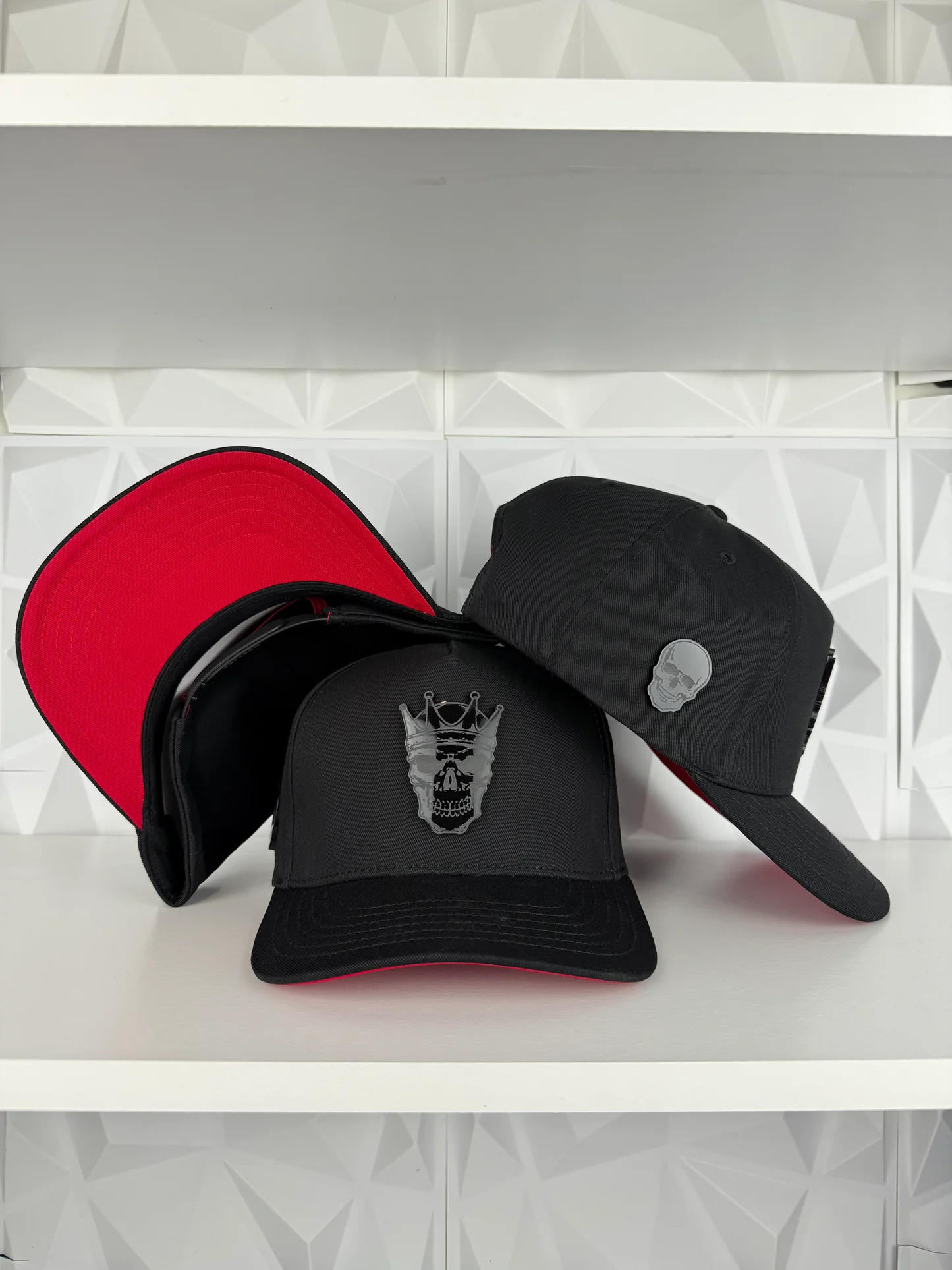Skull Plate SnapBack Gorra- Negra_Roja
