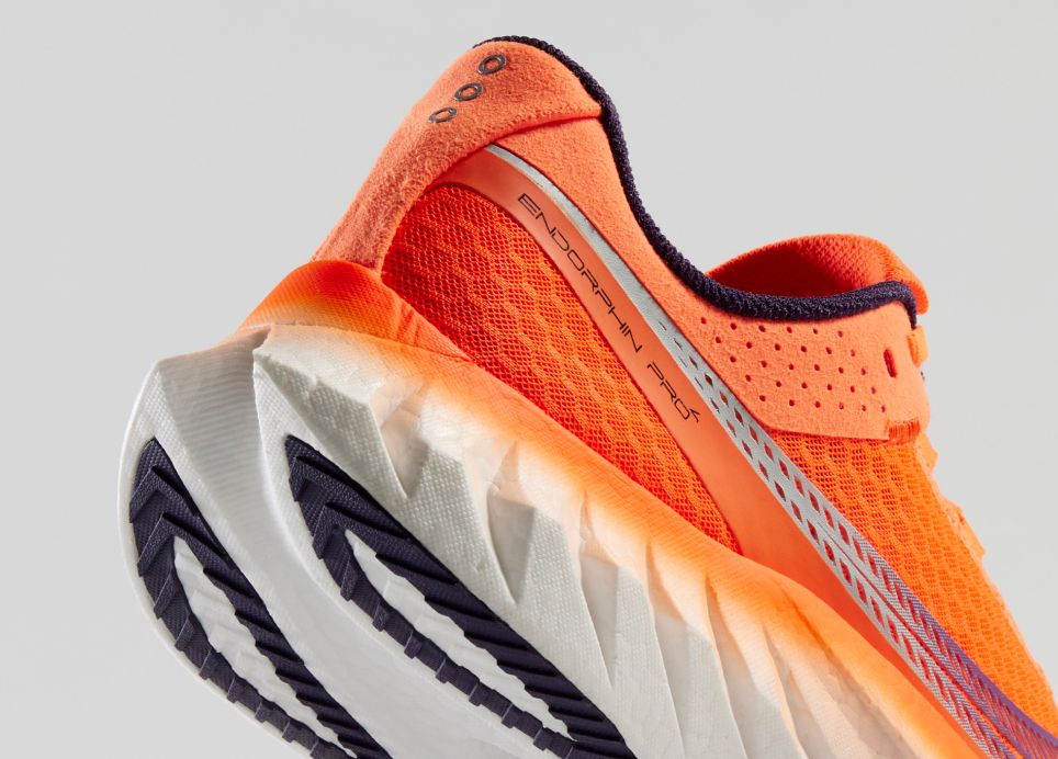 um close do salto de um sapato laranja