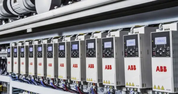 {"default":"ABB ACS drive powering conveyor motor in motion control system"}
