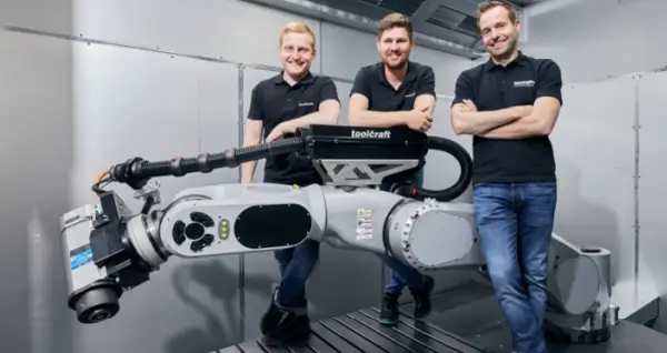 {"default":"Beckhoff TwinCAT software with controllers and drives in CNC and robotics"}
