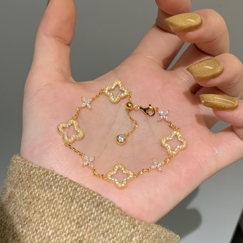 Luxury - Light Retro Hollow - Out Four - Leaf Clover Bracelet Inlaid with Full Diamonds 