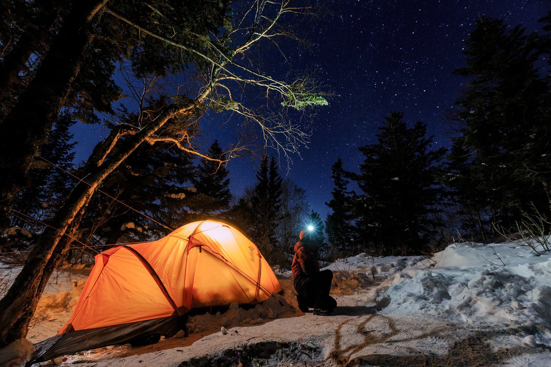 What Is the Difference Between a Headlamp and a Flashlight