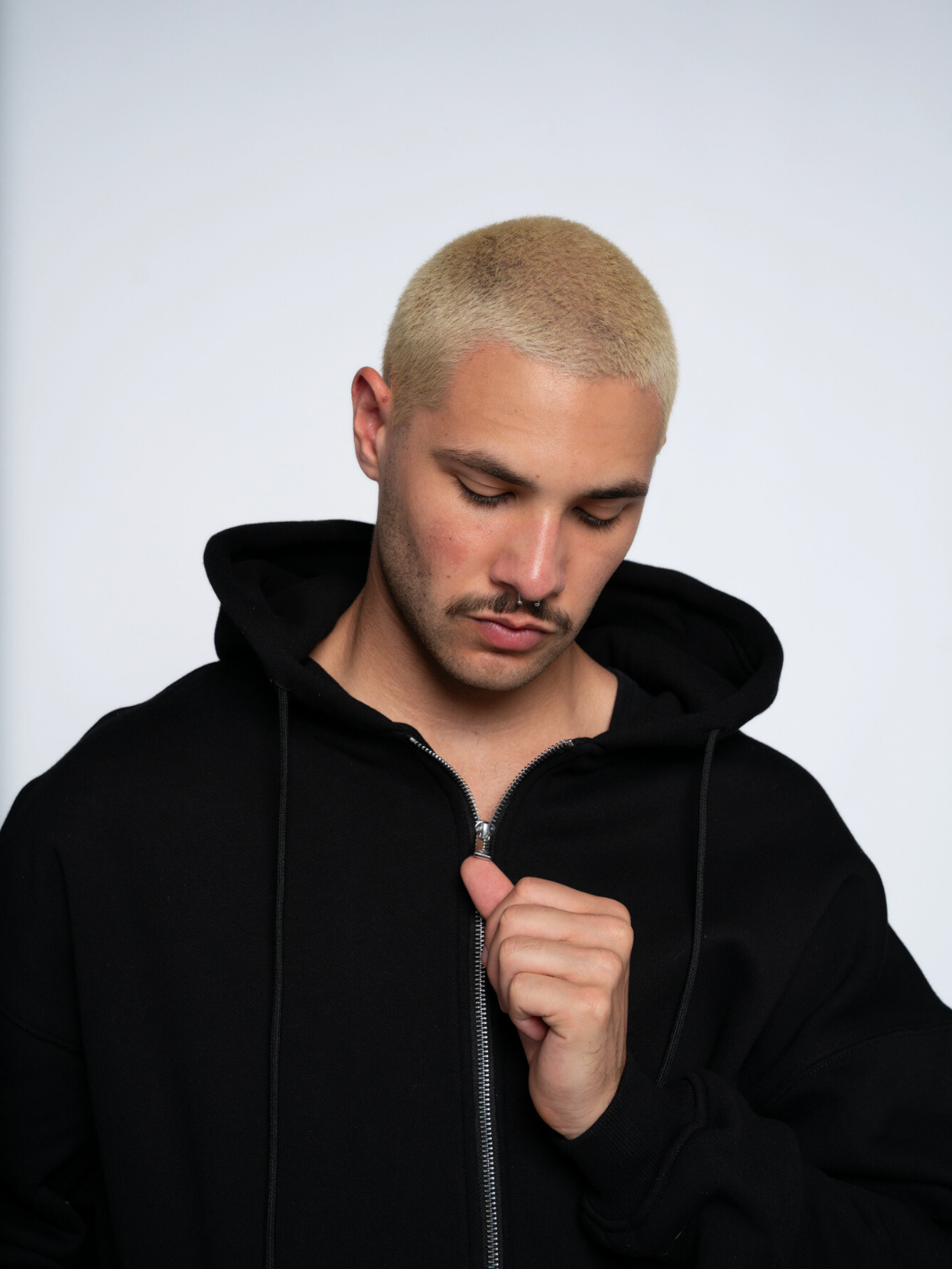 SIGNATURE BASIC ZIP-UP HOODIE - BLACK-Fineriform