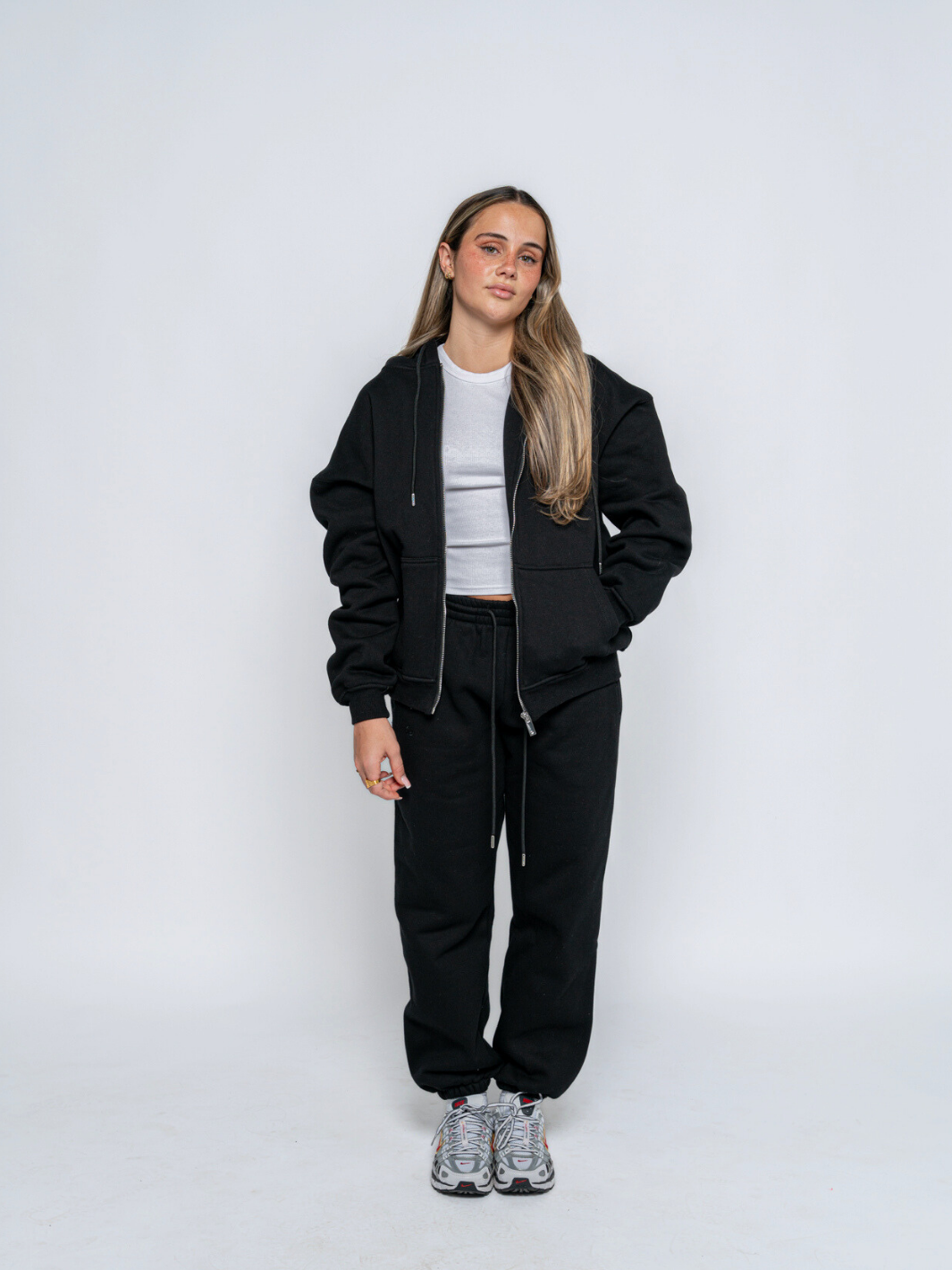 SIGNATURE BASIC ZIP-UP HOODIE - BLACK-Fineriform