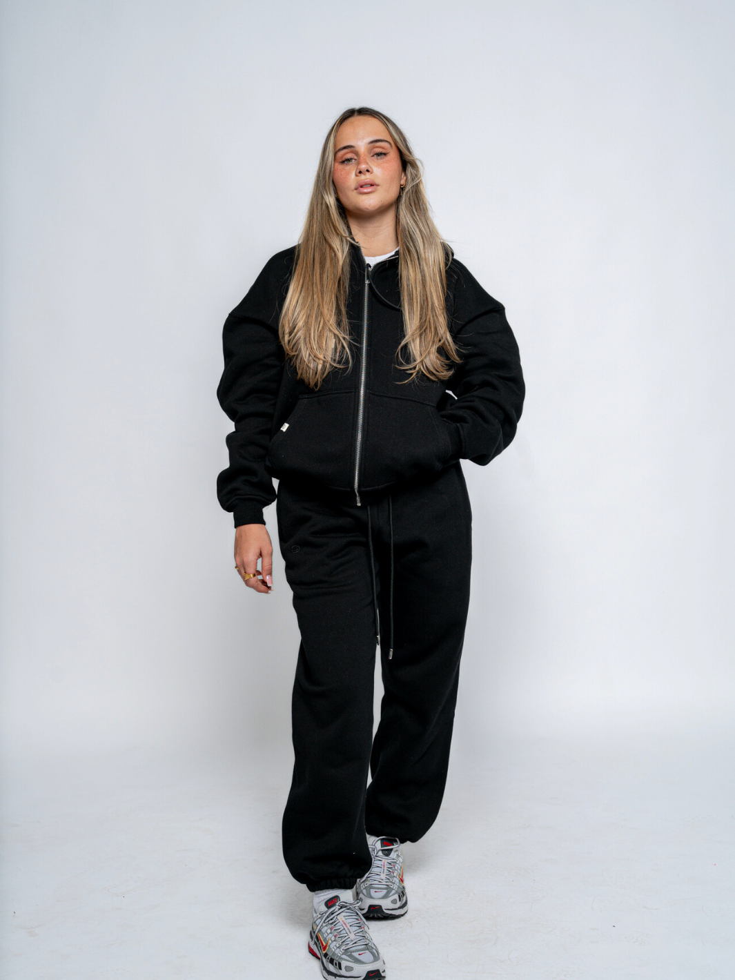 SIGNATURE BASIC ZIP-UP HOODIE - BLACK-Fineriform