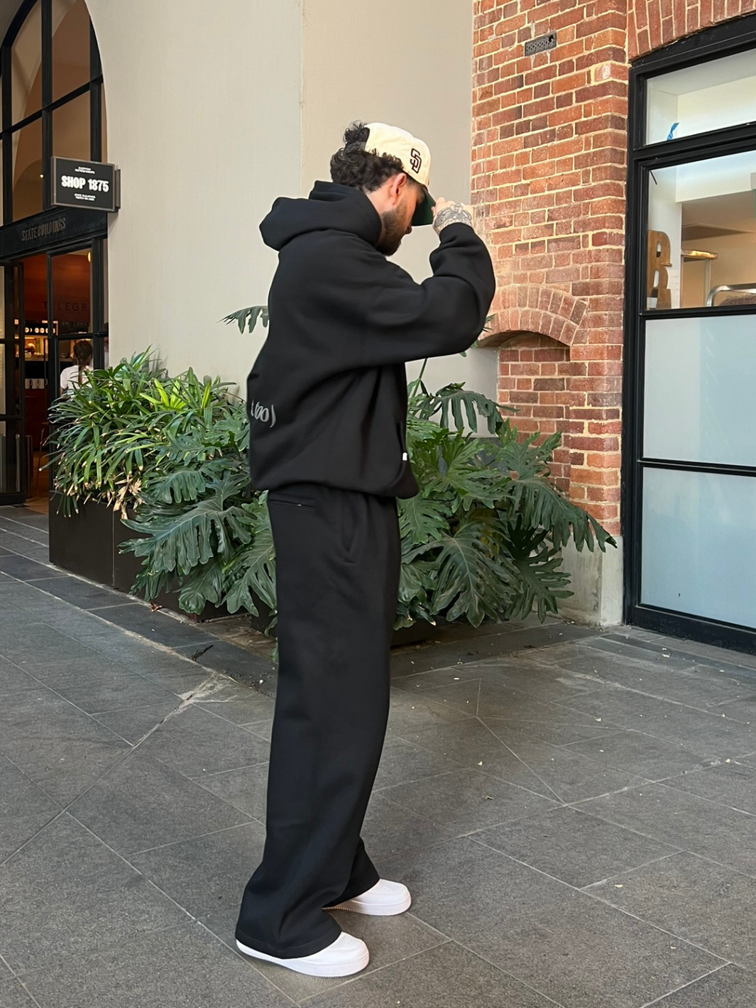 STRAIGHT LEG SWEATPANTS - BLACK-Fineriform