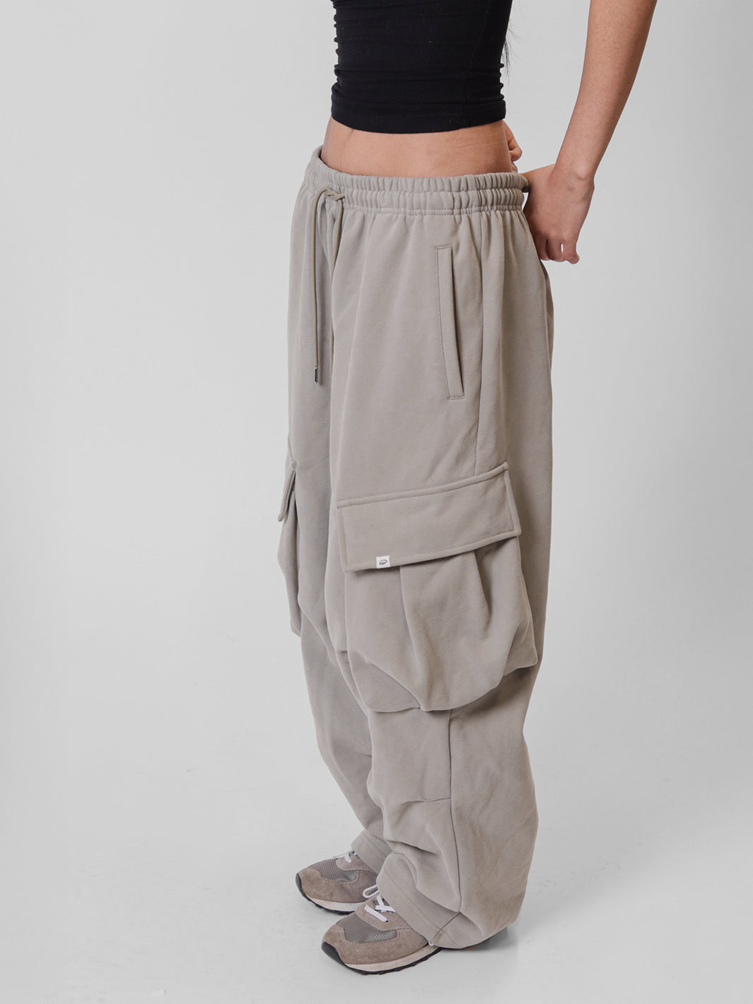 BAGGY CARGO SWEATPANTS - BEIGE-Fineriform