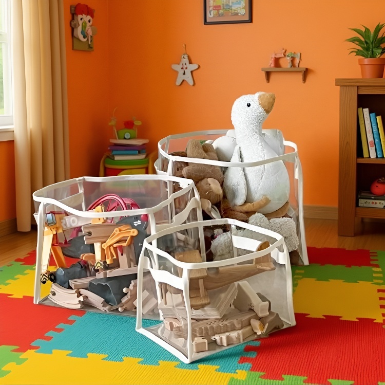 Große PVC-Tasche als Organizer im Schrank