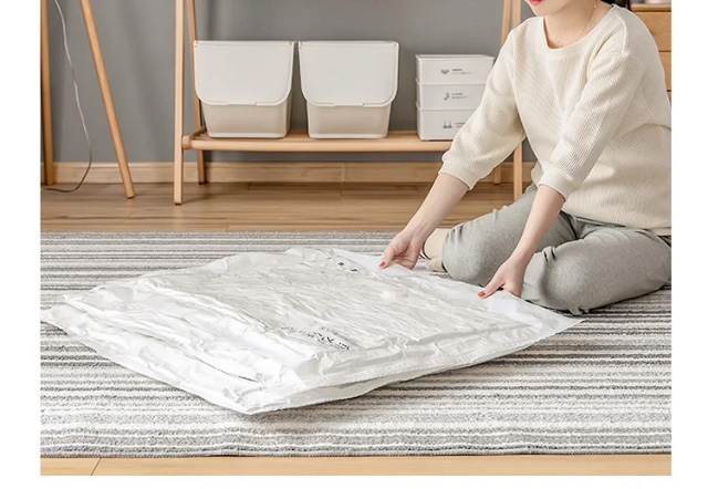 Reisegepäck organisiert mit Vakuum-Kompressionsbeuteln