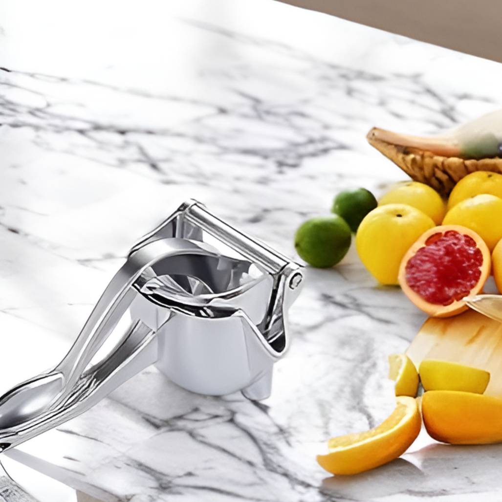 Compact hand juicer for lemons and limes