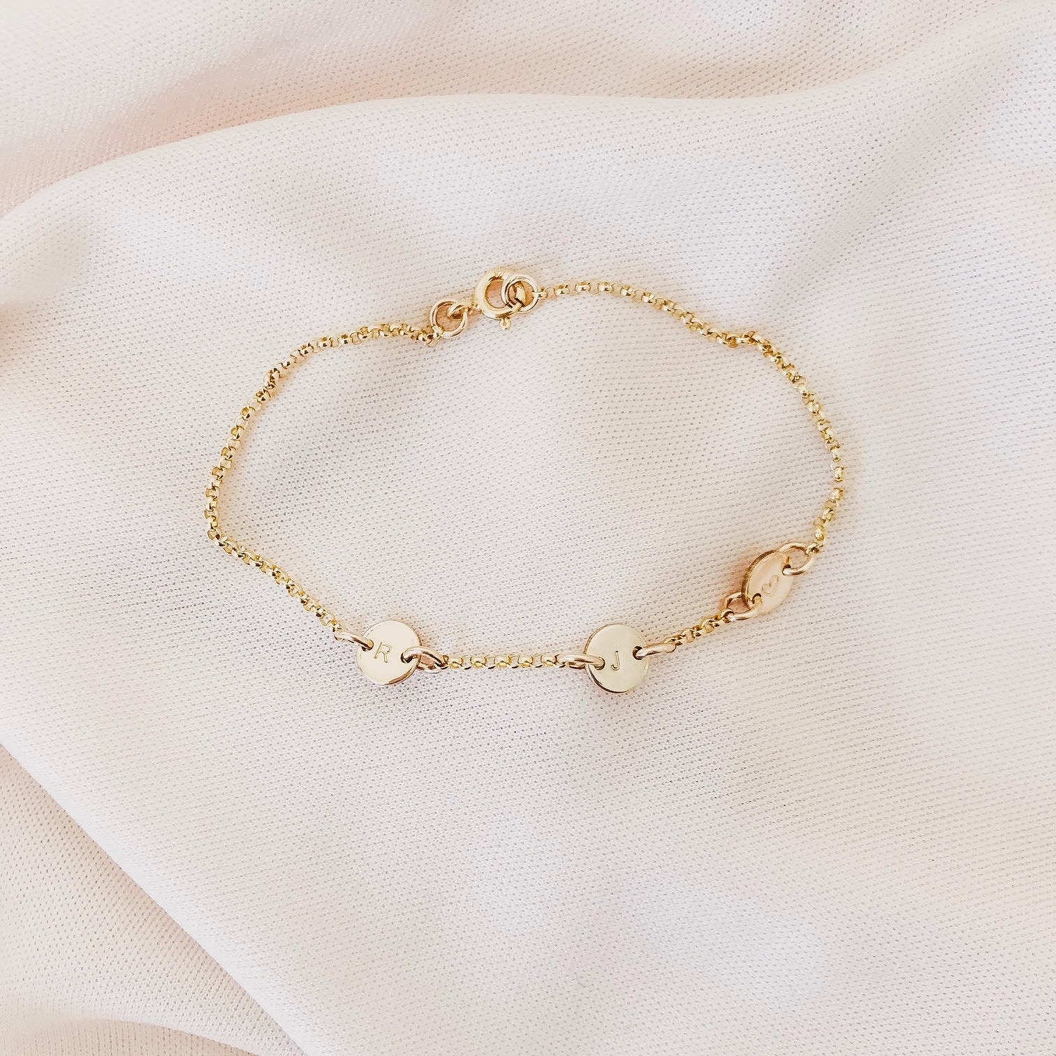 Kira • Tiny Pendant Bracelet