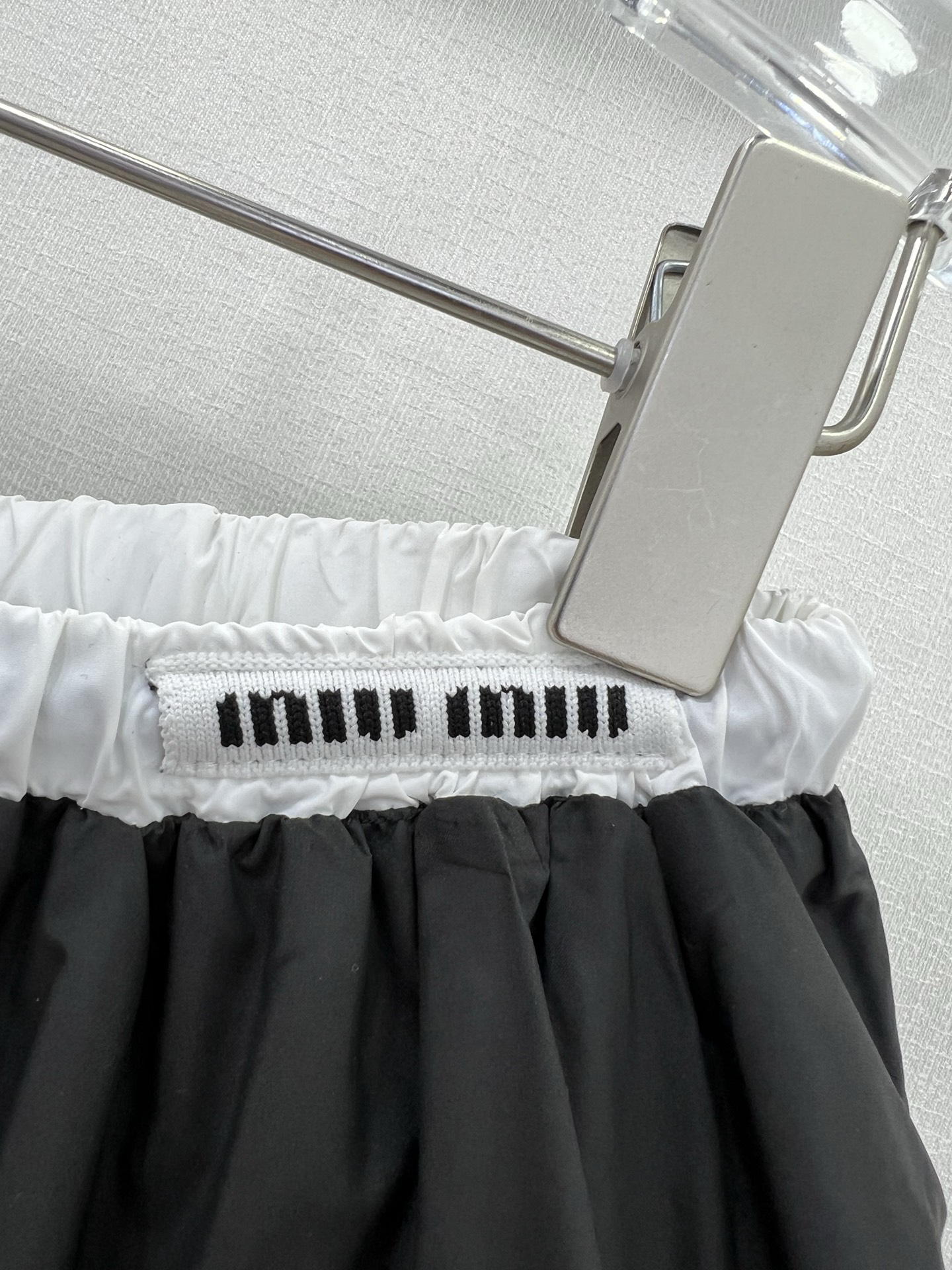 MIU25SS Clashing Colour Elasticated Waist Black Pleated Skirt