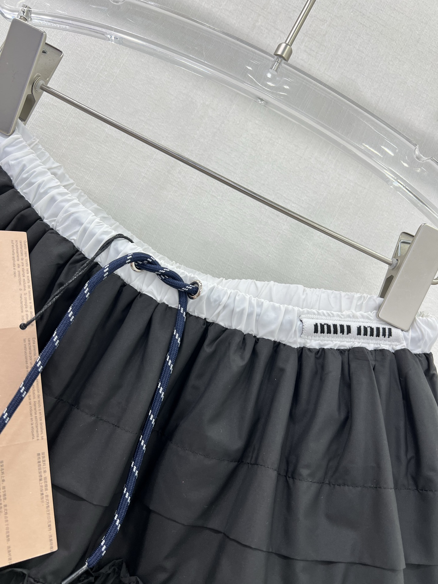 MIU25SS Clashing Colour Elasticated Waist Black Pleated Skirt