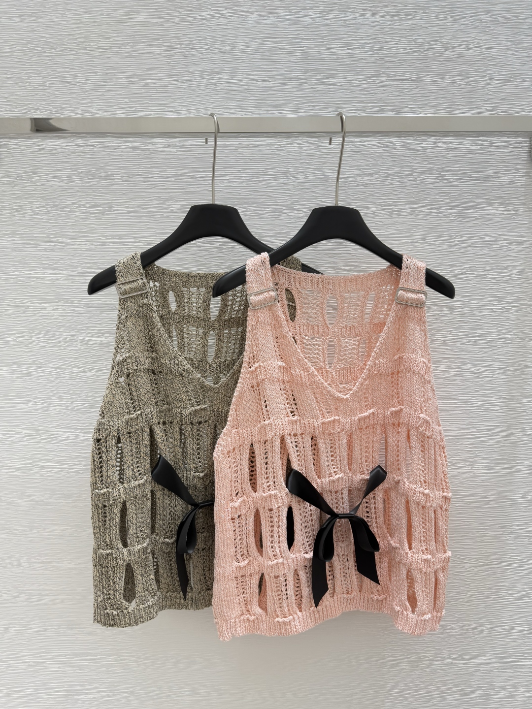 CHANE25SS V-neck cut-out knit vest