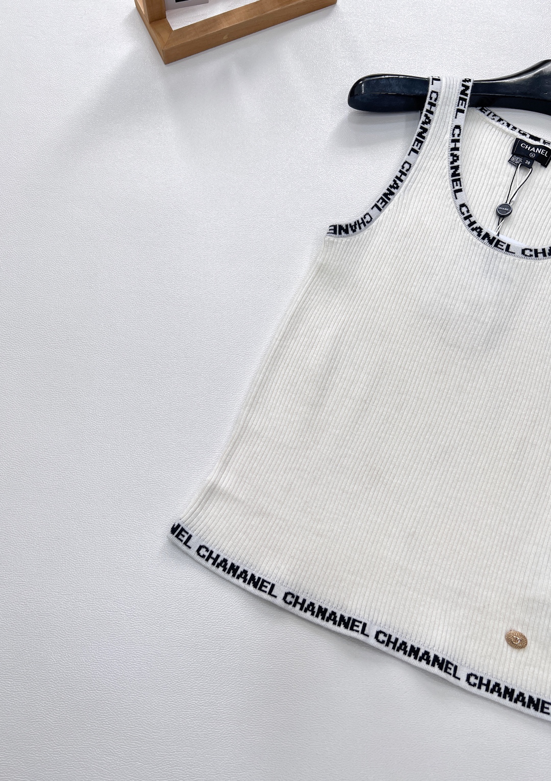 CHANE25SS monogrammed classic black and white two-tone trimmed knit vest