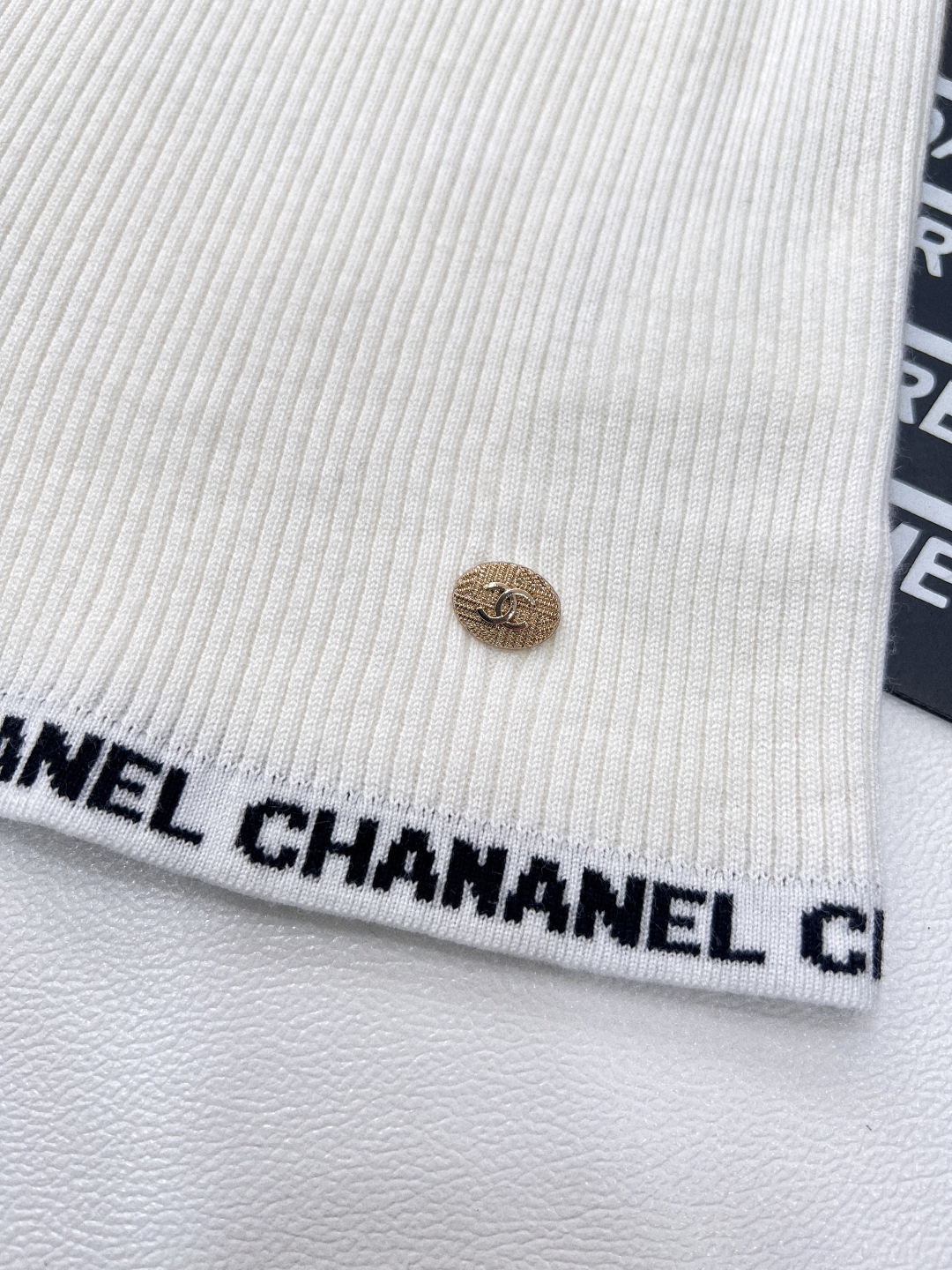 CHANE25SS monogrammed classic black and white two-tone trimmed knit vest