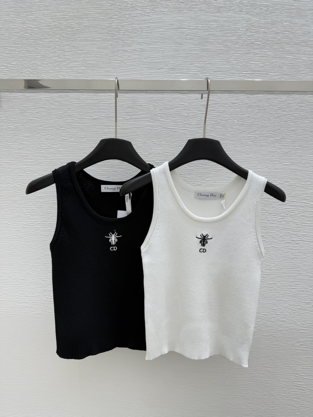 DIO25SS Crew Neck Colour Clash Embroidery Knitted Vest