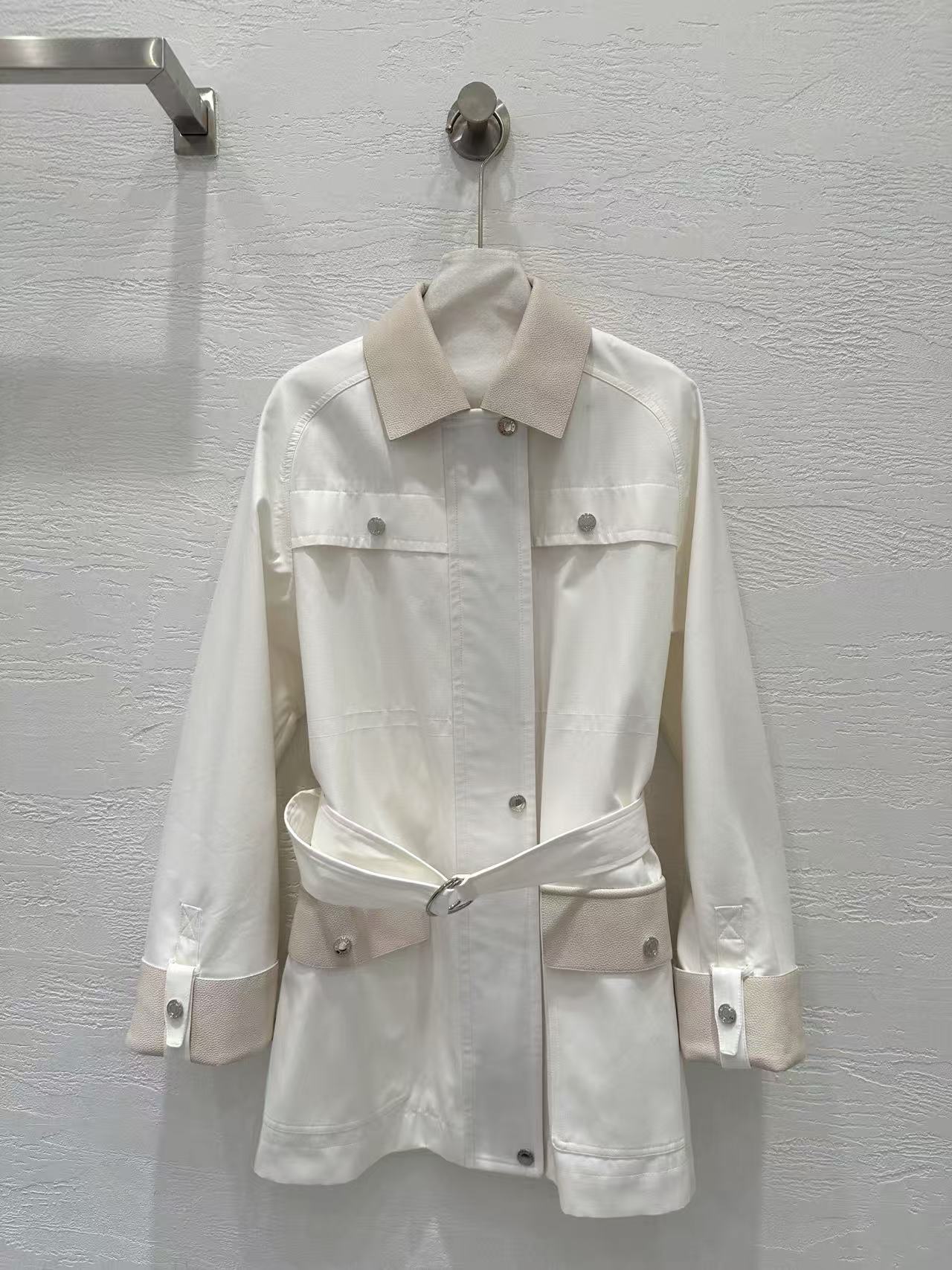 Long-sleeved jacket windbreaker coat