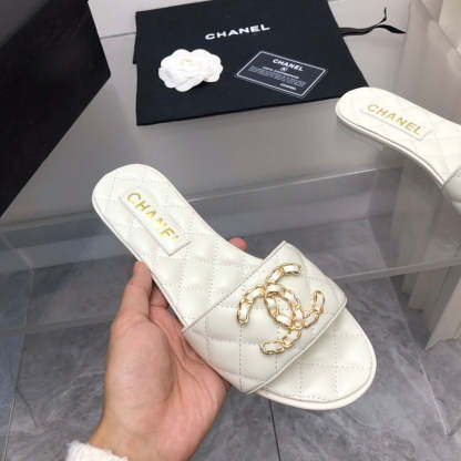 Diamond chain buckle slippers