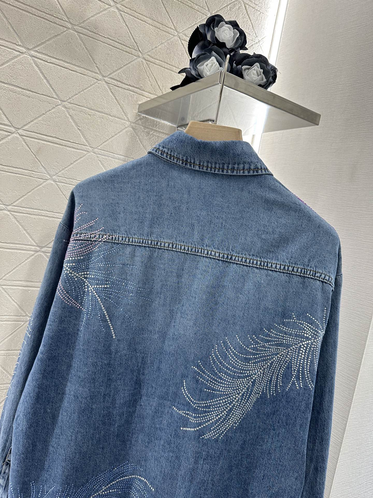 CHANE25SS feathered rhinestone denim jacket