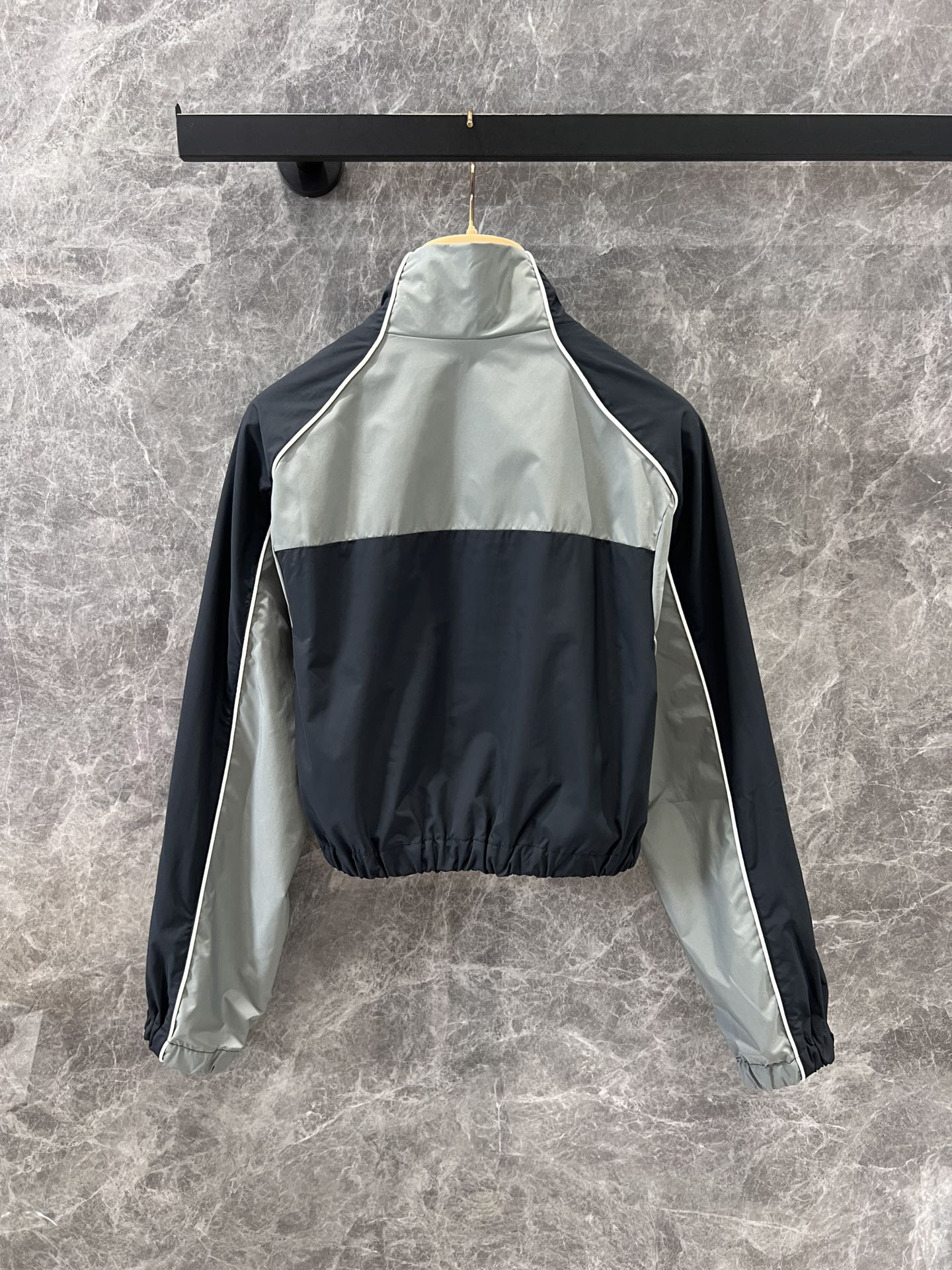 MIU25SS monogrammed appliquéd stand-up collar colorblocked short jacket