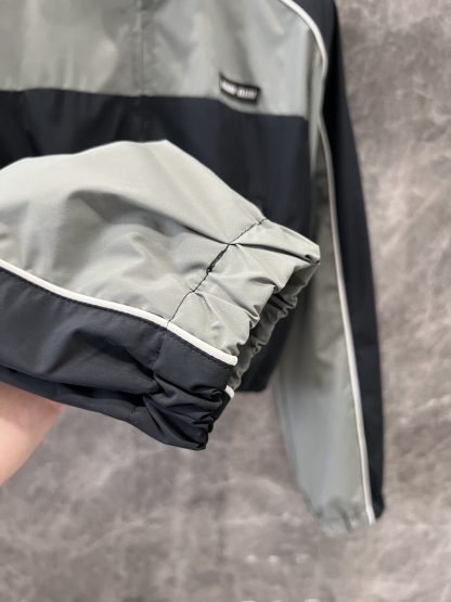 MIU25SS monogrammed appliquéd stand-up collar colorblocked short jacket