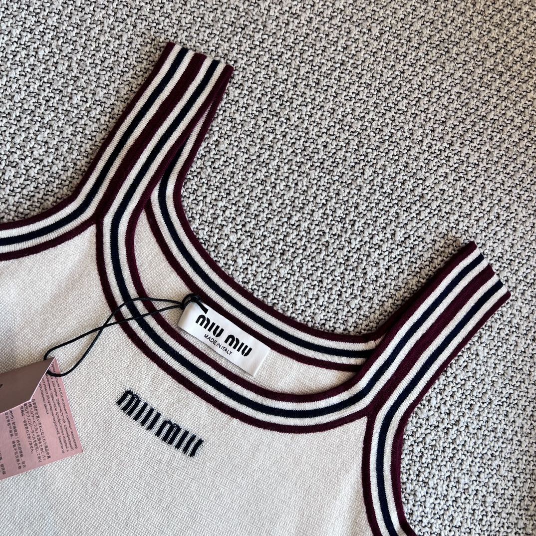 MM Knitted short vest