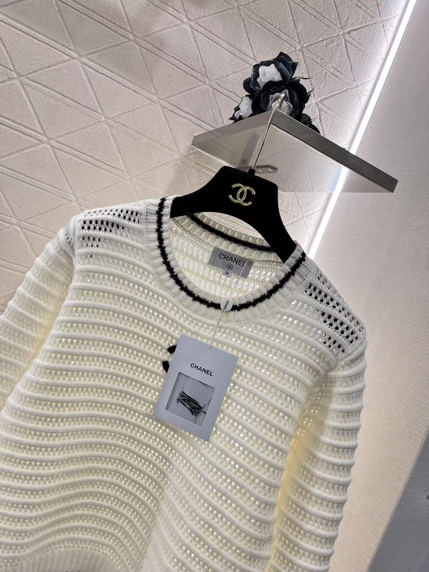 Round neck hollow crocheted long-sleeved sweater