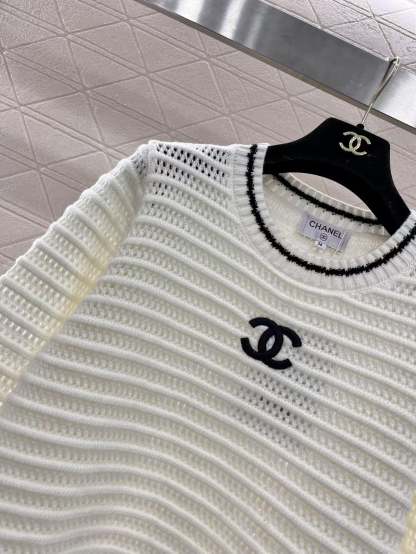 Round neck hollow crocheted long-sleeved sweater