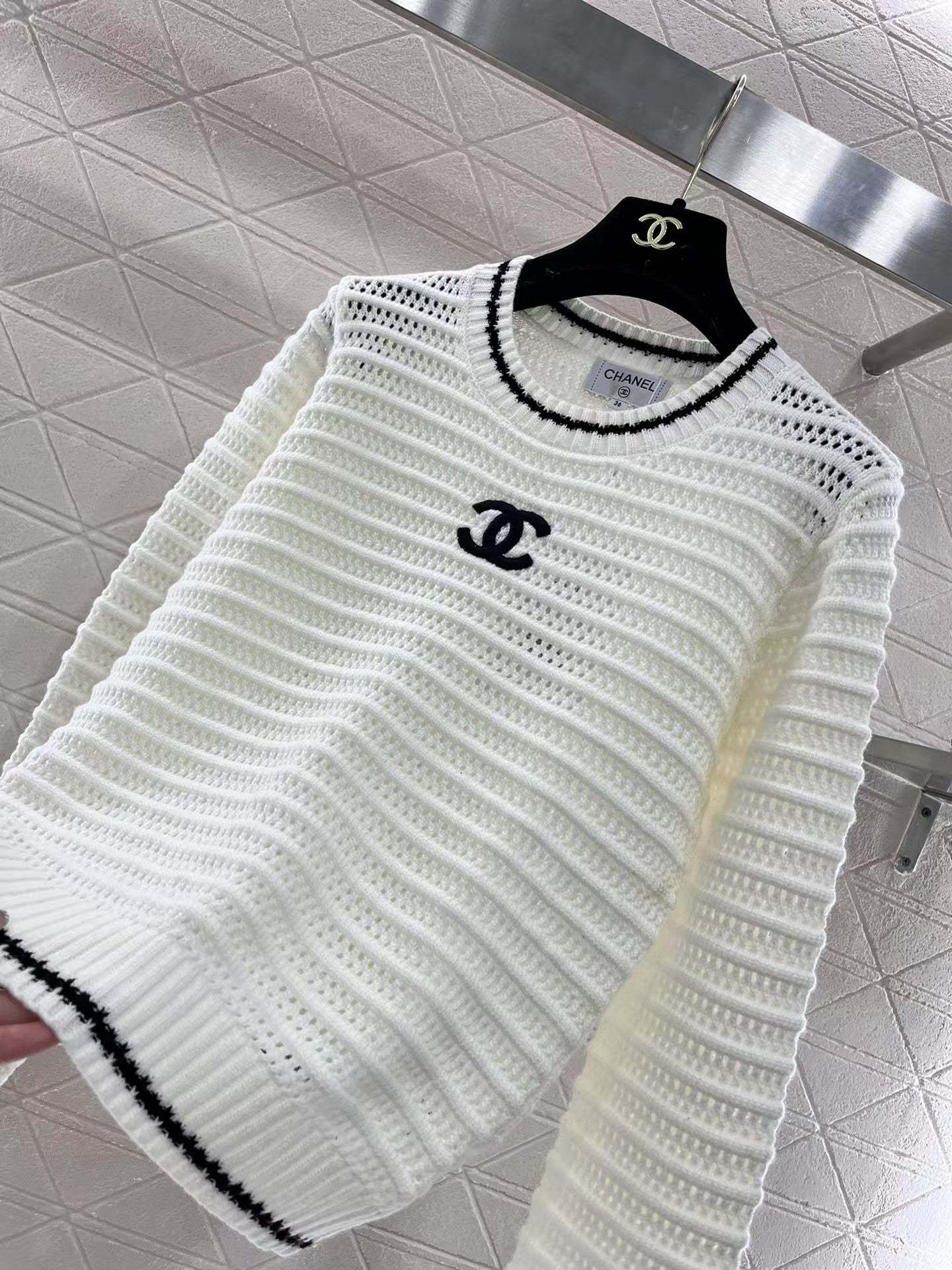 Round neck hollow crocheted long-sleeved sweater