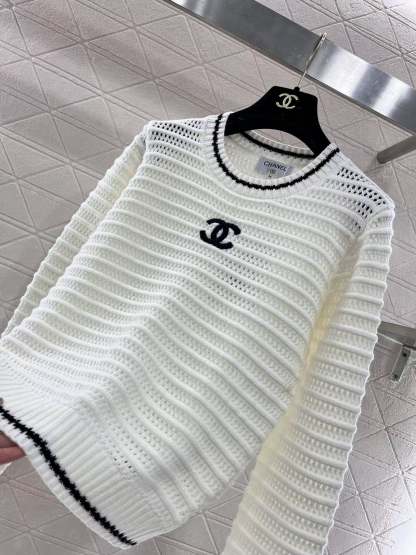 Round neck hollow crocheted long-sleeved sweater