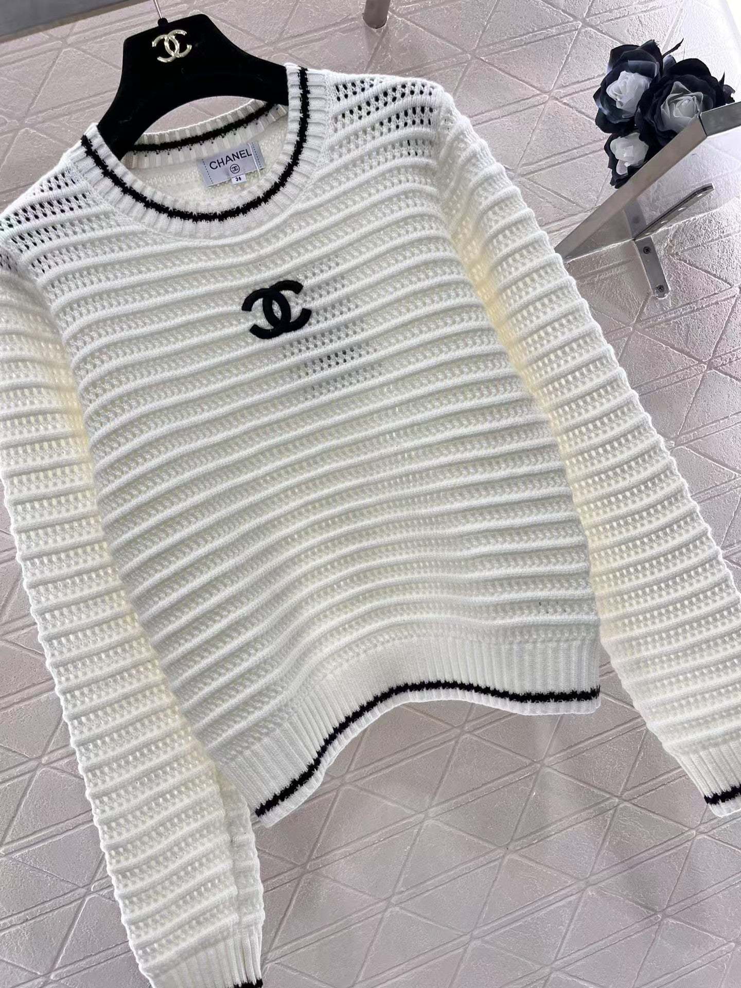 Round neck hollow crocheted long-sleeved sweater