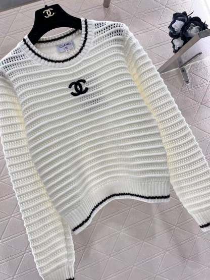 Round neck hollow crocheted long-sleeved sweater