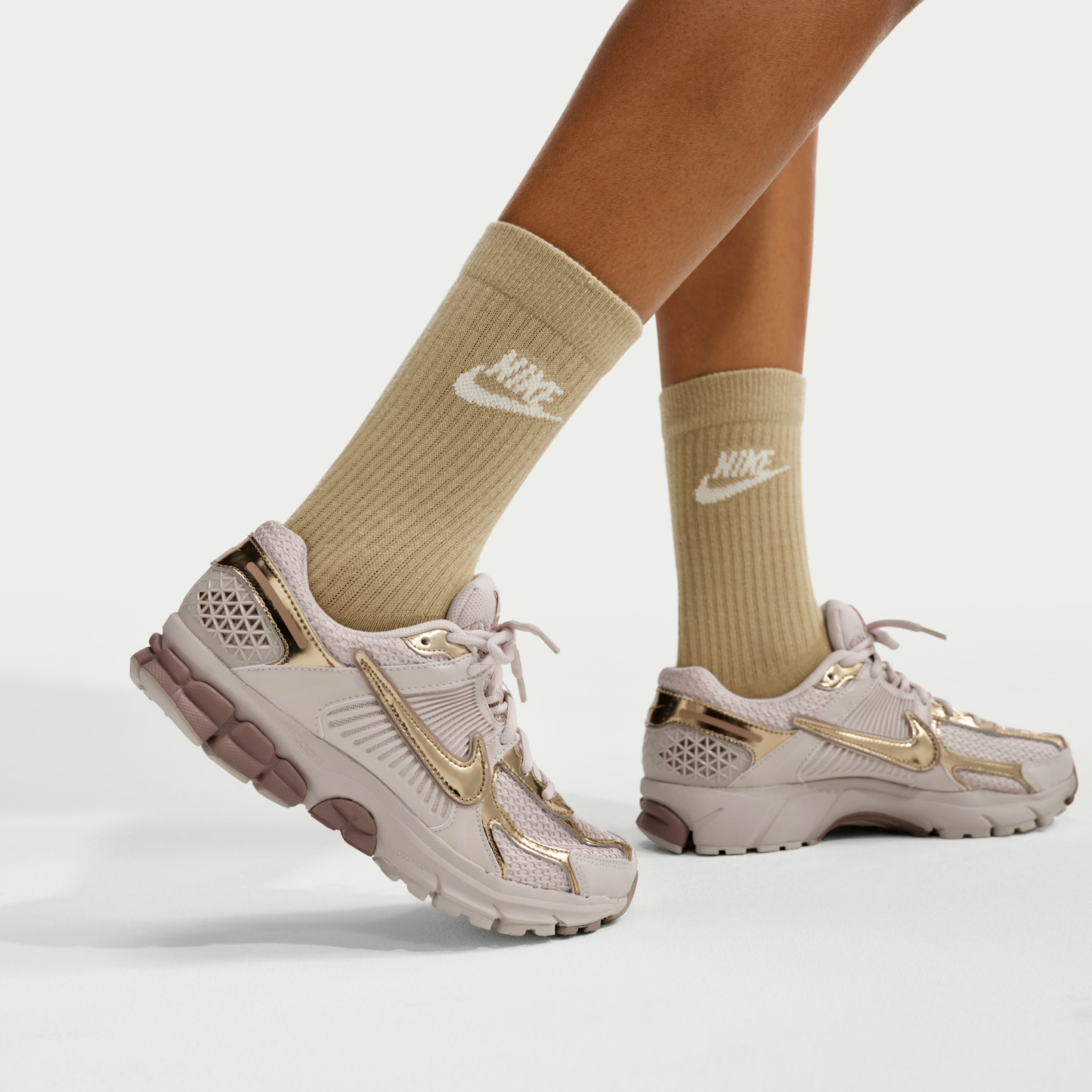 Nike Zoom Vomero 5 - Light Orewood Brown/Hemp/Phantom/Metallic Gold - 9