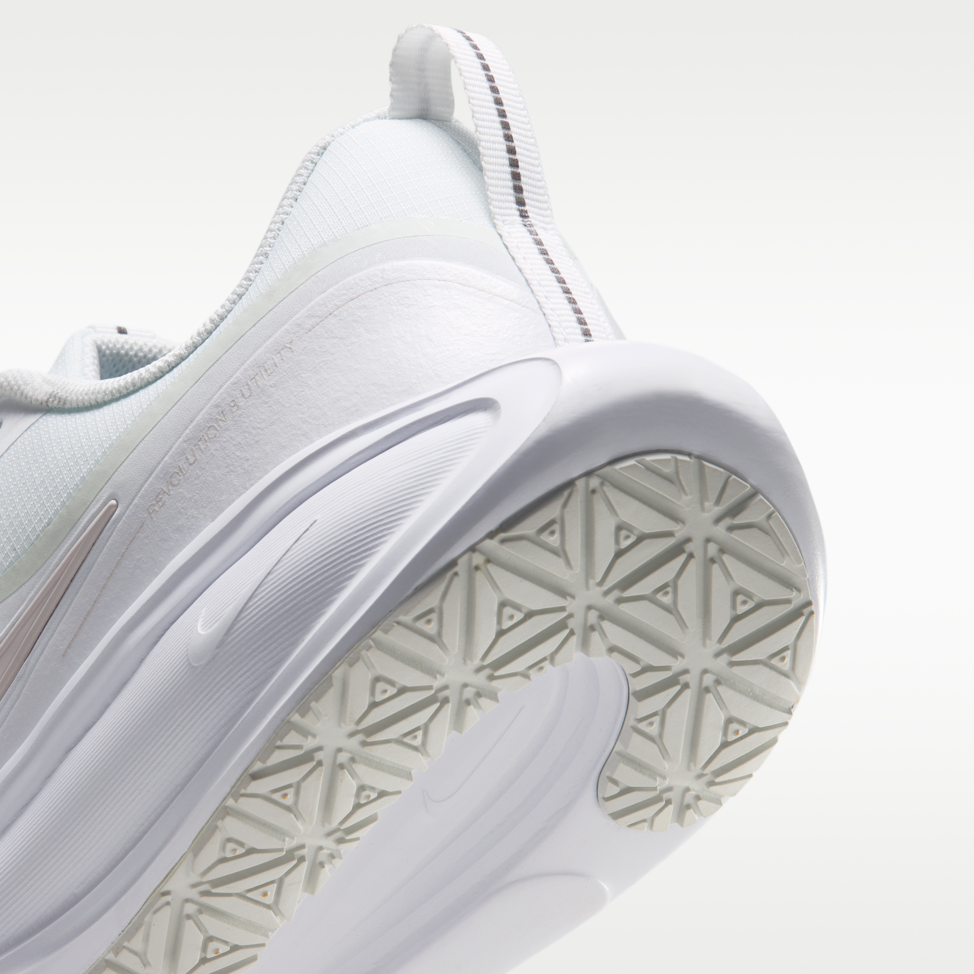 Nike Revolution 8 Utility - Λευκό/Off White/Μαύρο/Platinum Tint - 8