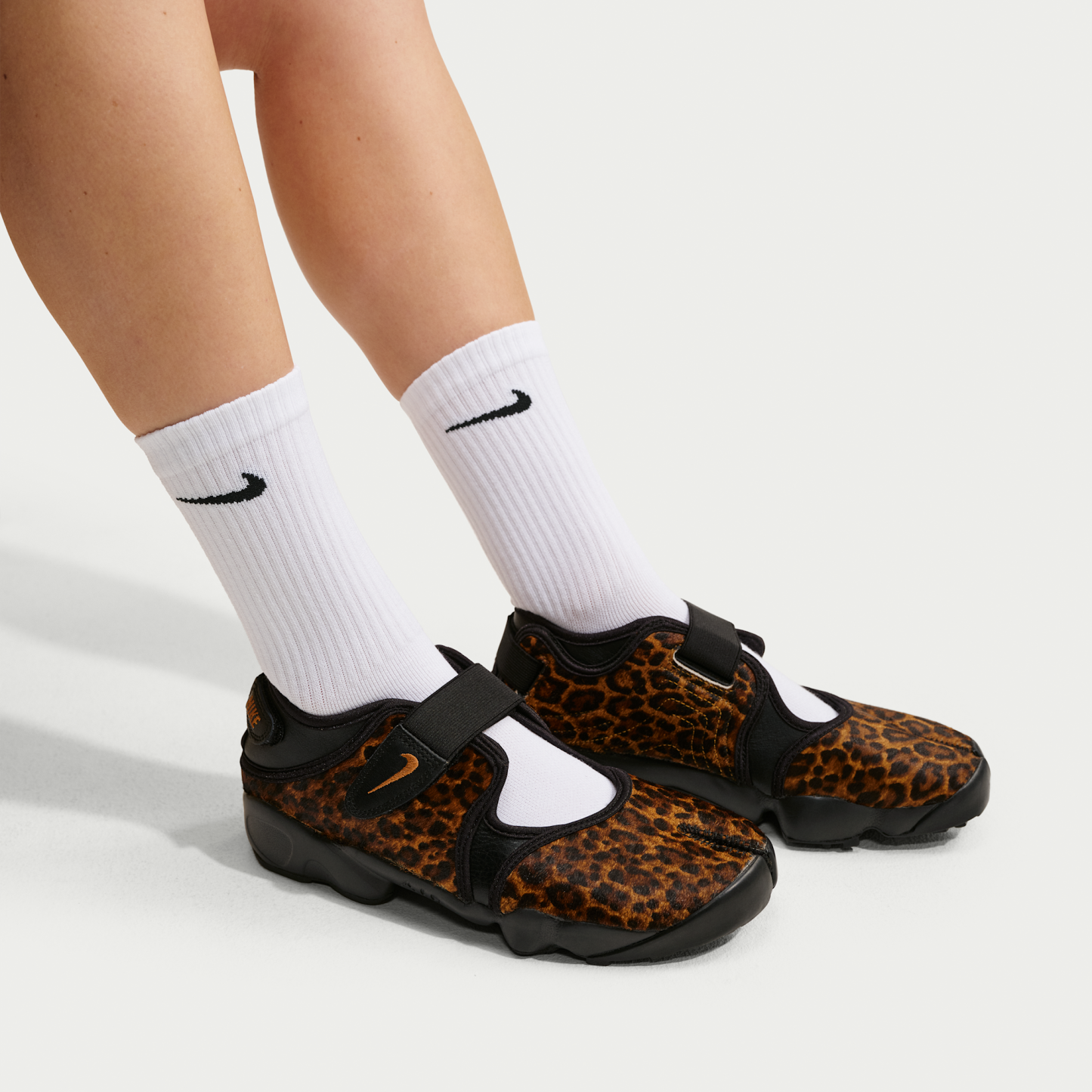 Nike Air Rift - Μαύρο/Desert Ochre - 9